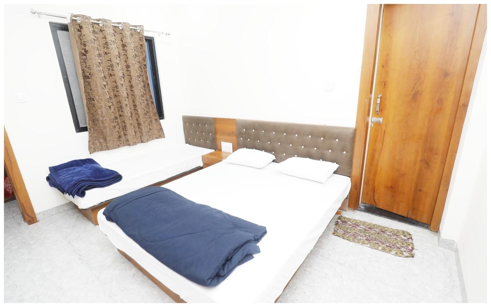 Premium Hotel Ujjain - G A R I M A - Near Mahakal Temple And Rivar - Railway Station - Hygiene & Spacious Room - With Wifi- And Parking Facilities - Best Hotel In ウッジャイン エクステリア 写真