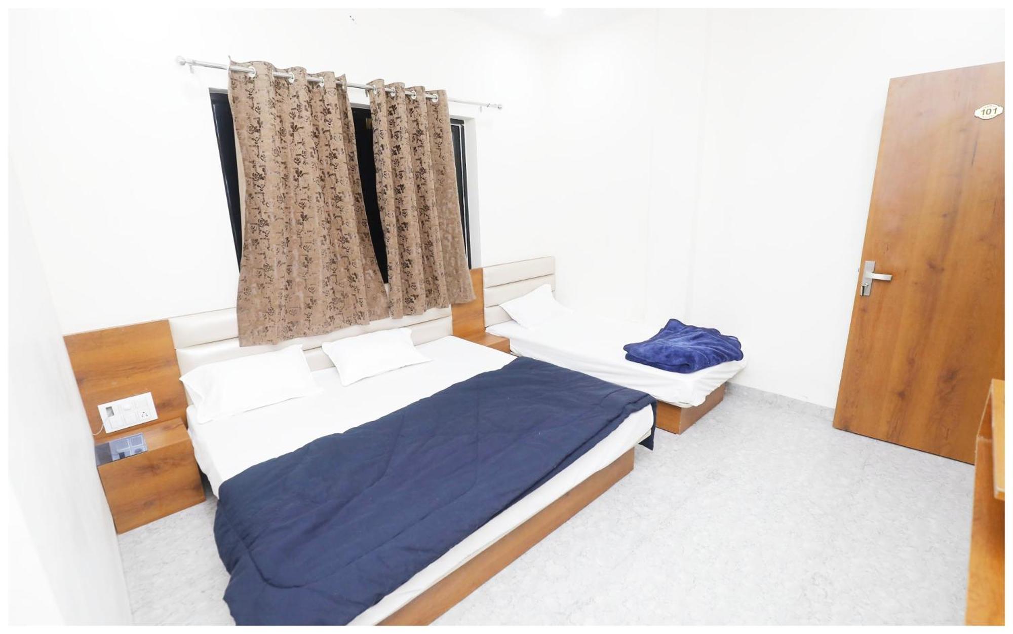 Premium Hotel Ujjain - G A R I M A - Near Mahakal Temple And Rivar - Railway Station - Hygiene & Spacious Room - With Wifi- And Parking Facilities - Best Hotel In ウッジャイン エクステリア 写真