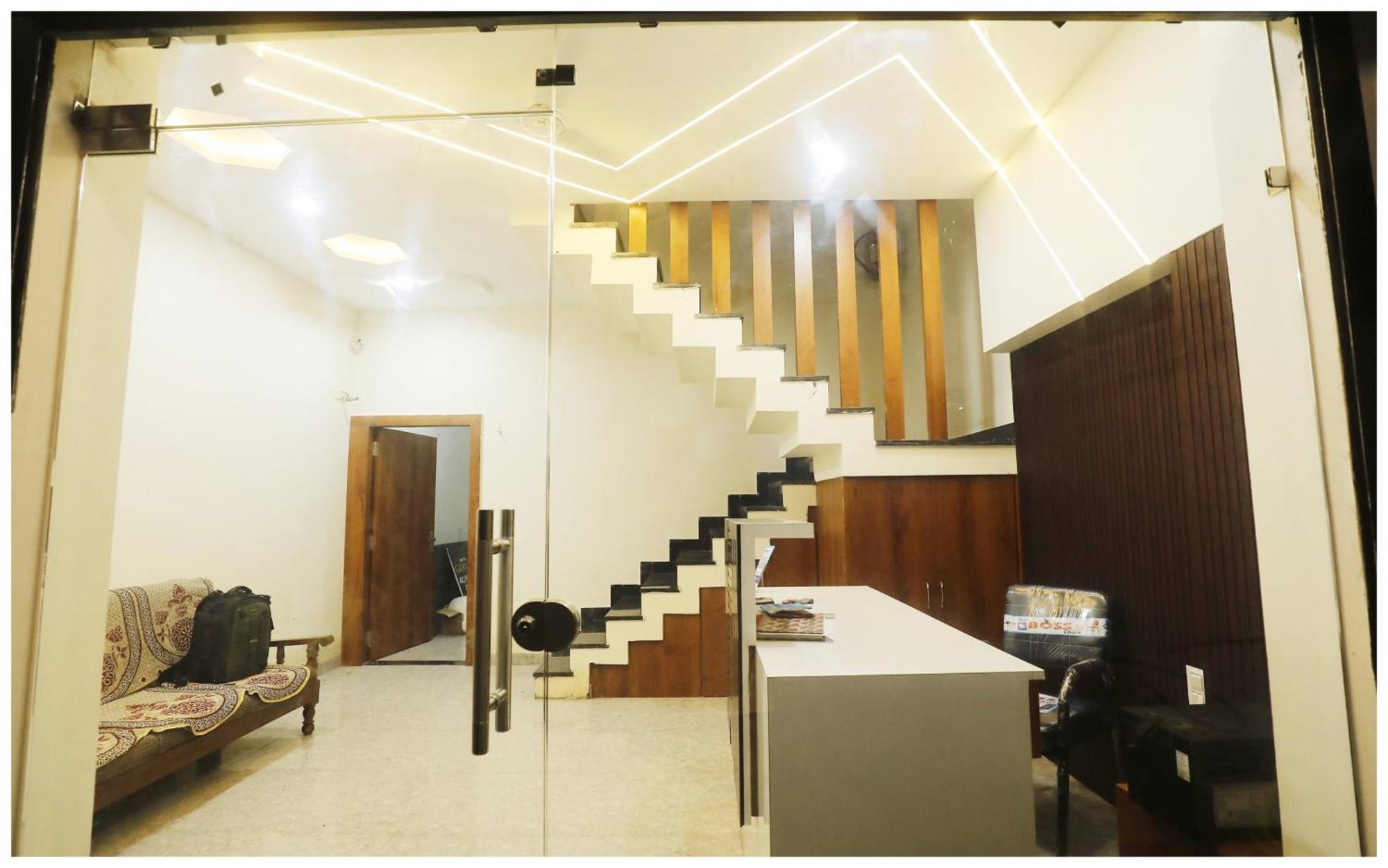 Premium Hotel Ujjain - G A R I M A - Near Mahakal Temple And Rivar - Railway Station - Hygiene & Spacious Room - With Wifi- And Parking Facilities - Best Hotel In ウッジャイン エクステリア 写真