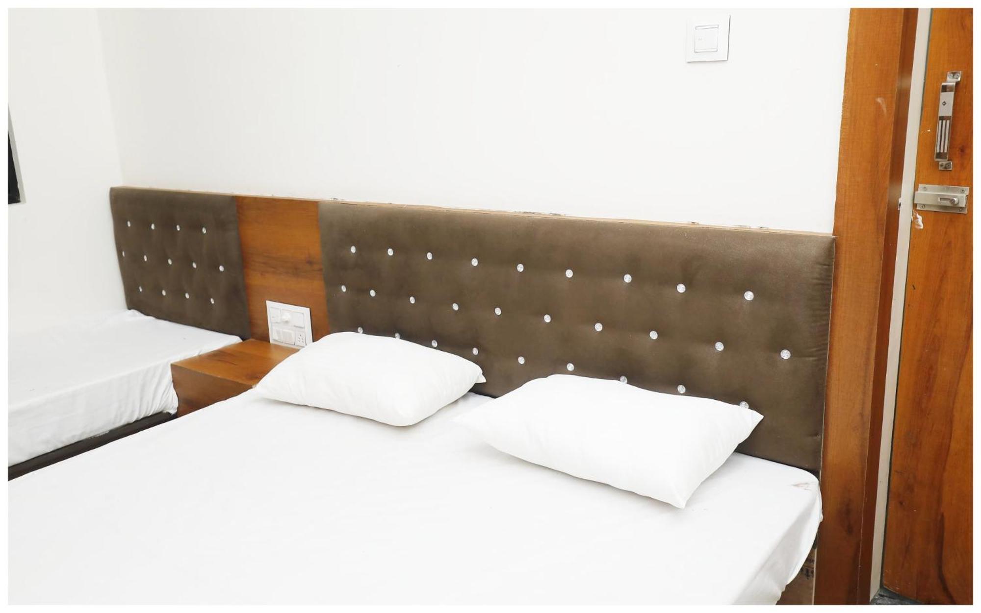 Premium Hotel Ujjain - G A R I M A - Near Mahakal Temple And Rivar - Railway Station - Hygiene & Spacious Room - With Wifi- And Parking Facilities - Best Hotel In ウッジャイン エクステリア 写真