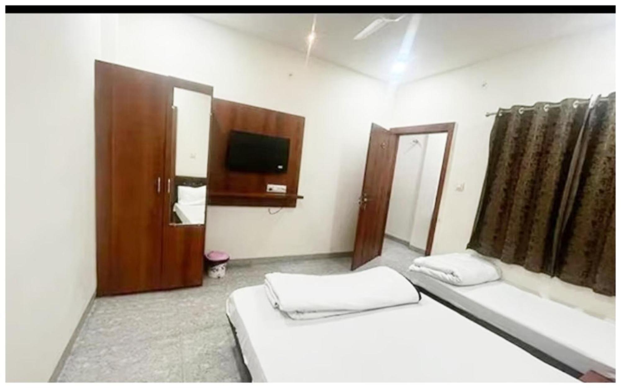 Premium Hotel Ujjain - G A R I M A - Near Mahakal Temple And Rivar - Railway Station - Hygiene & Spacious Room - With Wifi- And Parking Facilities - Best Hotel In ウッジャイン エクステリア 写真