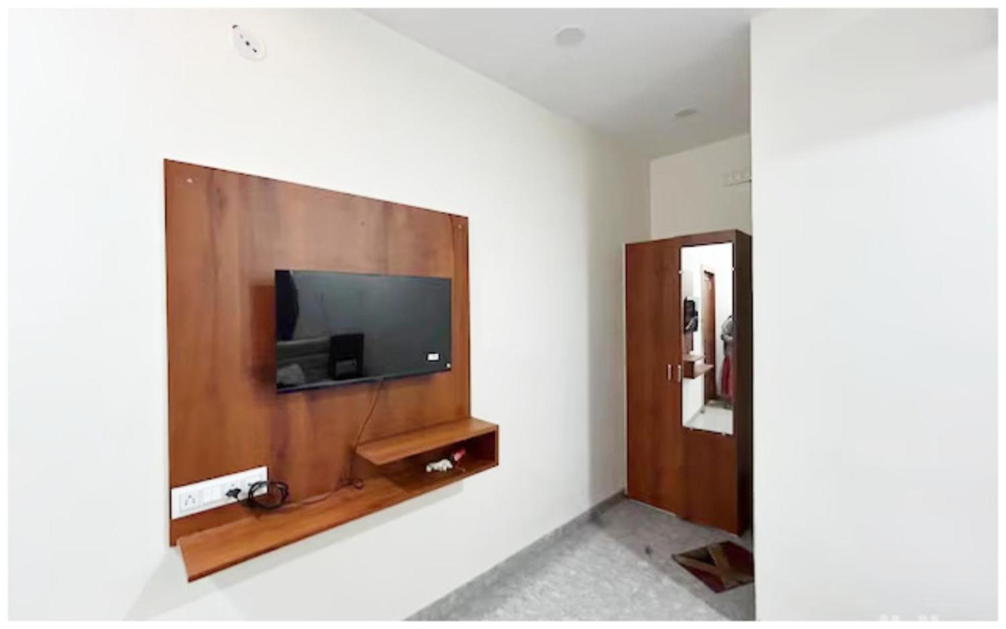 Premium Hotel Ujjain - G A R I M A - Near Mahakal Temple And Rivar - Railway Station - Hygiene & Spacious Room - With Wifi- And Parking Facilities - Best Hotel In ウッジャイン エクステリア 写真