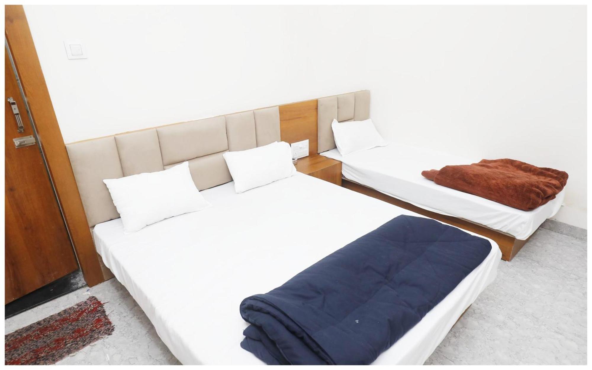 Premium Hotel Ujjain - G A R I M A - Near Mahakal Temple And Rivar - Railway Station - Hygiene & Spacious Room - With Wifi- And Parking Facilities - Best Hotel In ウッジャイン エクステリア 写真